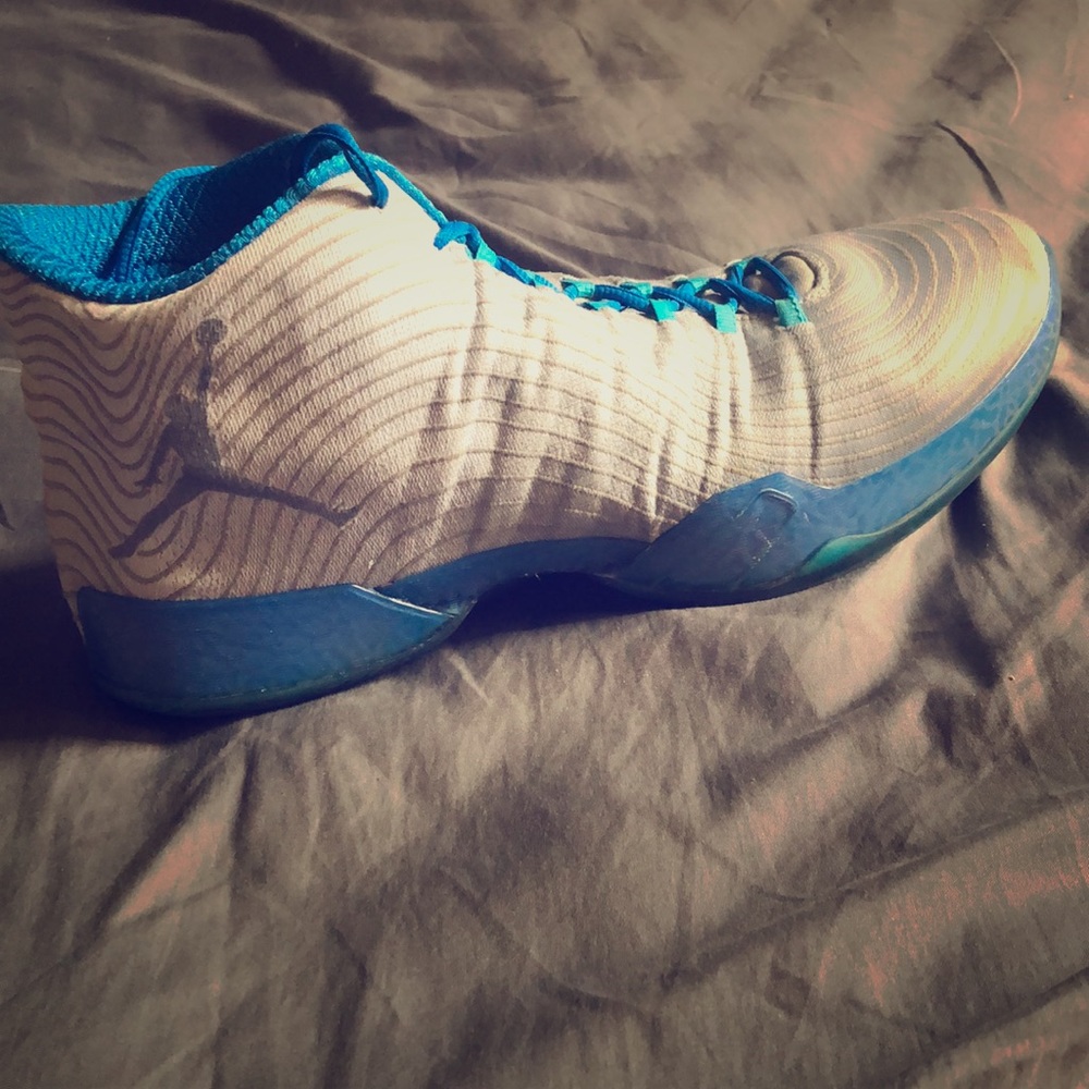 I’m selling 13.5 Jordan shoes barley worn